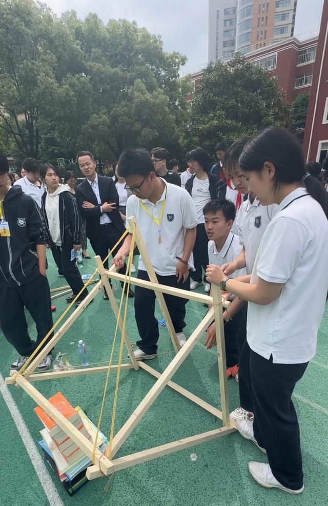 一场投石机大赛正在上演pg电子平台高中操场上(图2)