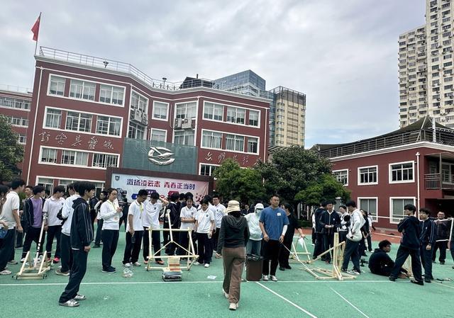 一场投石机大赛正在上演pg电子平台高中操场上(图3)